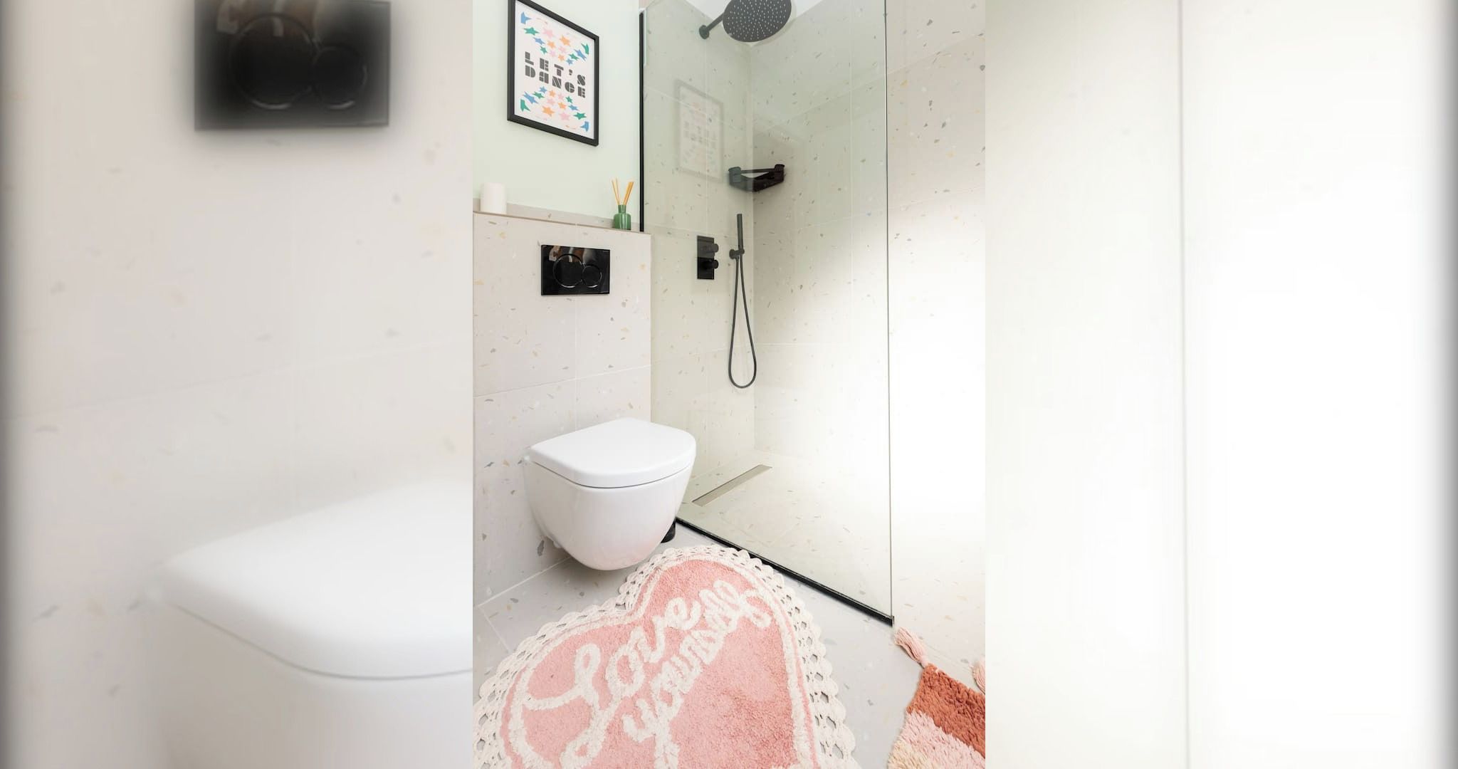 Un bagno con il water, una doccia e un lavandino a parete.