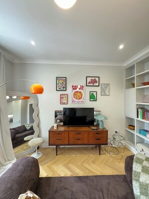 TV, offices - Dreamy 1BD Home in Notting Hill (London)