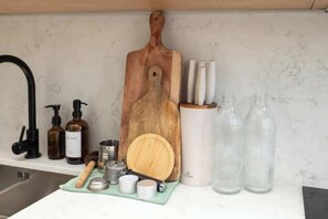 Kaffetrakter/tekoker, kjøleskap, mikrobølgeovn og ovn