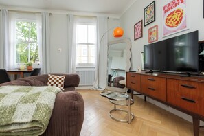 TV, offices - Dreamy 1BD Home in Notting Hill (London)