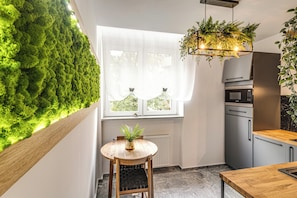 Appartement Confort, 2 chambres, balcon | Cuisine privée | Réfrigérateur, plaque de cuisson, bouilloire électrique