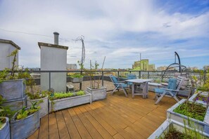 Outdoor dining - Kapelanów Armii Krajowej 3 | Modern Apartment (Warszawa)