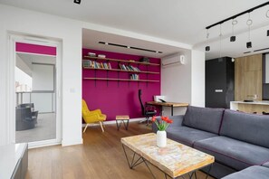 TV, offices - Kapelanów Armii Krajowej 3 | Modern Apartment (Warszawa)