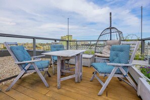 Outdoor dining - Kapelanów Armii Krajowej 3 | Modern Apartment (Warszawa)