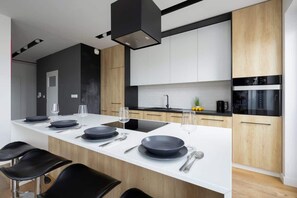 Fridge, oven, stovetop, dishwasher