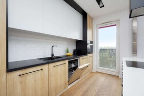 Frigorifero, forno, piano cottura, lavastoviglie