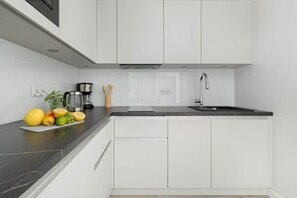 Frigorífico, microondas, placa de cocina y lavavajillas