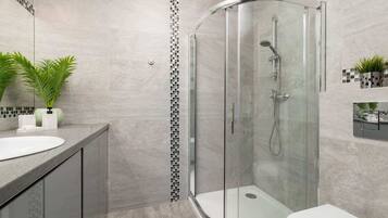 Dusche, Haartrockner, Shampoo