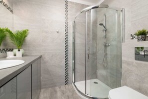 Shower, hair dryer, shampoo - Comfortable Apartment in Krakow | Balcony and Parking (Kraków)