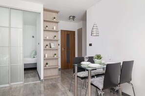 Dining - Comfortable Apartment in Krakow | Balcony and Parking (Kraków)