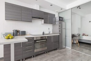 Geladeira, micro-ondas, fogão, cooktop