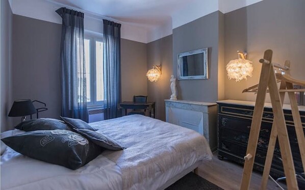 1 bedroom, desk, WiFi, bed sheets