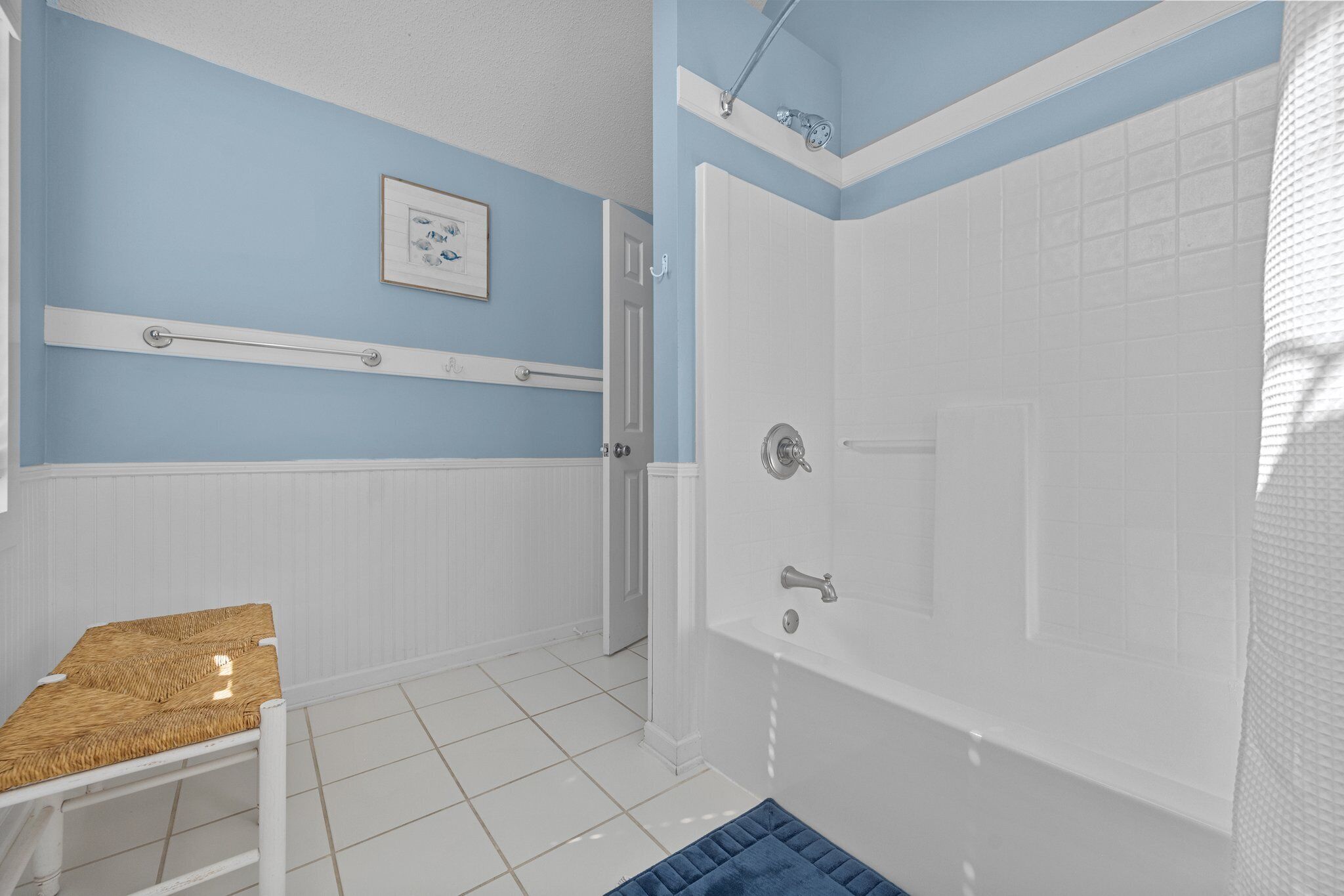 Un baño con bañera, ducha y retrete.