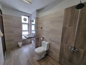 Habitació doble Deluxe | Bany | Dutxa, articles de tocador gratuïts, sabatilles i paper higiènic