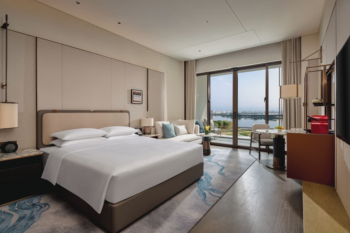 Artículos del minibar gratis y caja de seguridad en la habitación