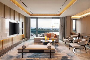 家庭套房 | 起居区 | 65-英寸电视（配备卫星频道）