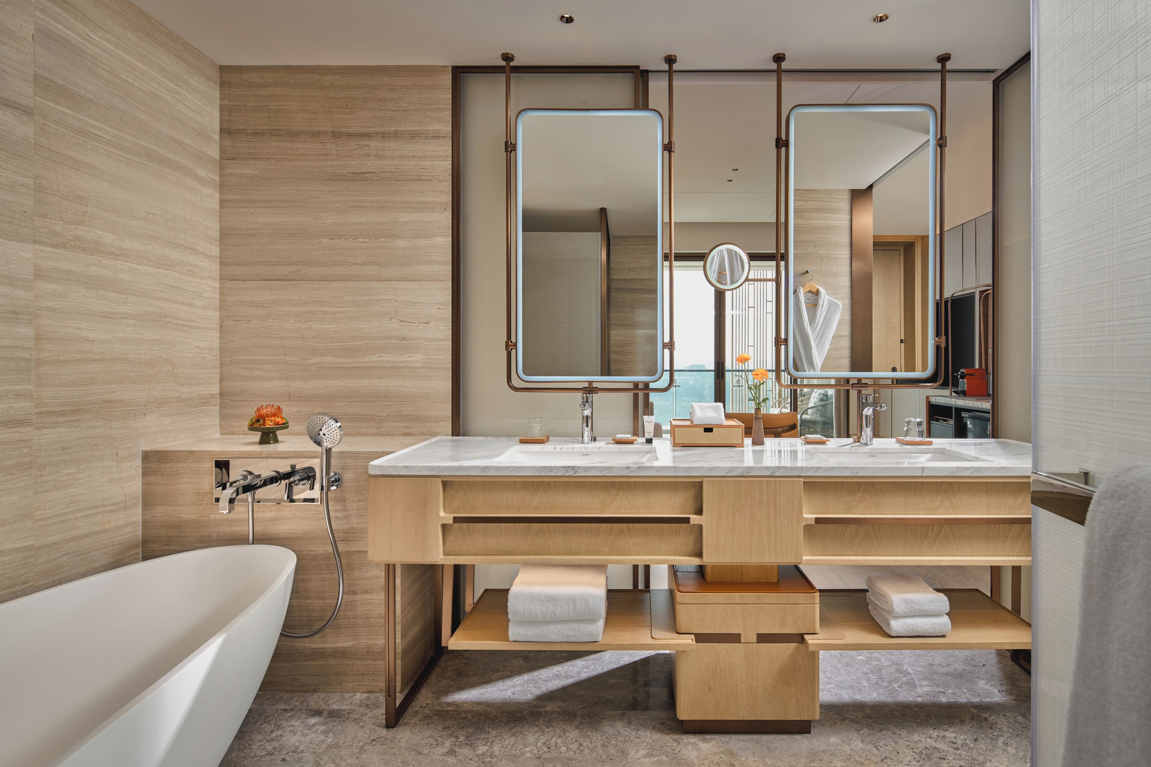 Une salle de bain moderne avec un meuble-lavabo double, une baignoire et un grand miroir.