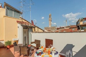Outdoor dining - Charming Apartment with Rooftop Terrace and Panoramic Views near Ponte Vecchio (Firenze)
