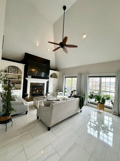 Lakefront Retreat with Stunning Pool. Near Ft. Eisenhower, & Augusta National.