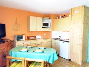 Micro-ondes, four, plaque de cuisson, cafetière/bouilloire