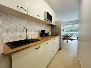 Kylskåp, mikrovågsugn, spishäll och diskmaskin