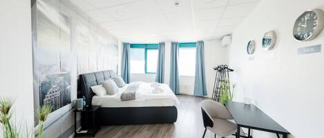 4 dormitorios, escritorio, tabla de planchar con plancha y cuna de viaje