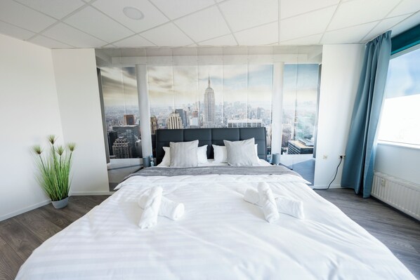 4 chambres, bureau, fer et planche à repasser, lit parapluie