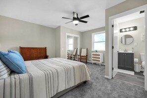 4 bedrooms, iron/ironing board, WiFi, bed sheets - Marjie’s Retreat with Hot Tub and Swimming Pool (Laurelville)