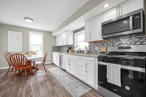 Marjie’s Retreat with Hot Tub and Swimming Pool