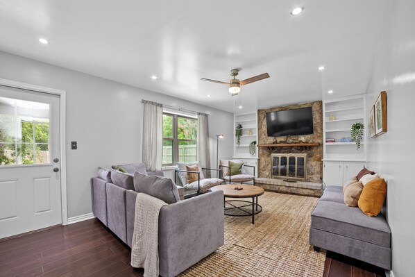 Smart TV, DVD player, books - Our Tulsa Gem Hideaway (Tulsa)