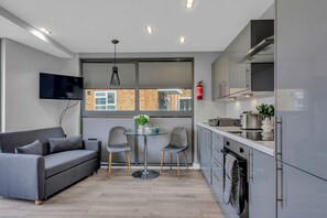 Frigorifero, microonde, macchina per tè/caffè, bollitore elettrico