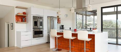 冷蔵庫、電子レンジ、オーブン、コンロ