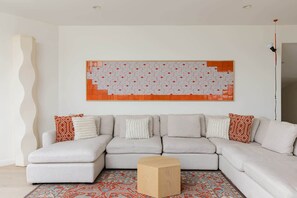 Televisión, chimenea, estéreo y oficina 