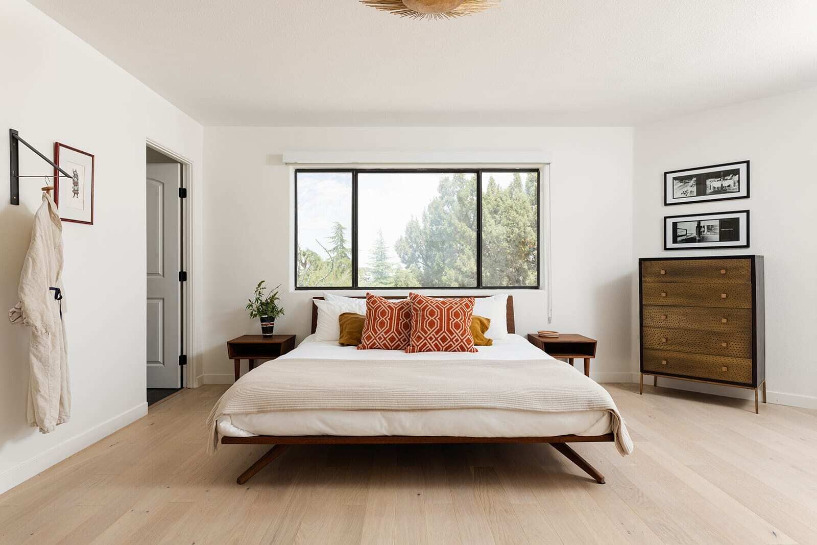 3 bedrooms, desk, iron/ironing board, travel crib