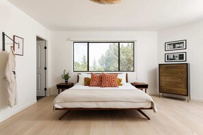 3 bedrooms, desk, iron/ironing board, travel crib