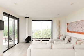 Una televisión, una chimenea, un reproductor estéreo, una oficina