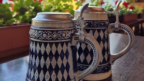 Deux tasses en céramique ornées de motifs en losange, posées sur une table.