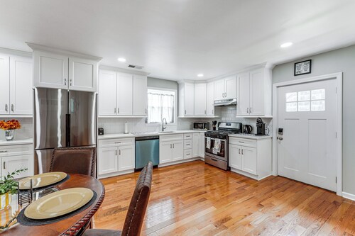 2 Mi to Dtwn: Well-appointed Bridgeport Duplex!