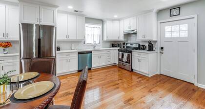 2 Mi to Dtwn: Well-appointed Bridgeport Duplex!