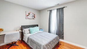 A bedroom with a bed, a desk, and a chair. - 2 Mi to Dtwn: Well-appointed Bridgeport Duplex! (Bridgeport)