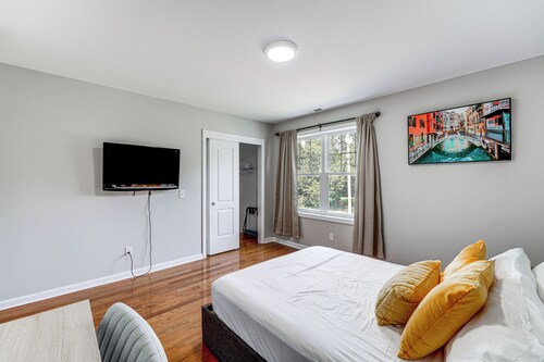 2 Mi to Dtwn: Well-appointed Bridgeport Duplex!