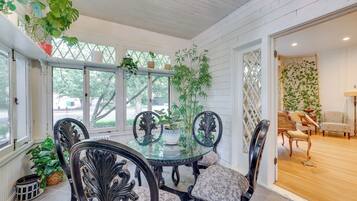 House (6 Bedrooms) | Interior