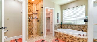 Fire Pit + Sauna: Spacious Lake Texoma Retreat!