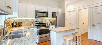 คอทเทจ มอนต์โกเมอรี พร้อม สนามหญ้ารั้วล้อม < 1 ไมล์ ถึง ทะเลสาบ!