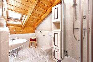 Douche, serviettes fournies, papier toilette