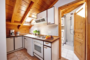 Kühlschrank, Ofen, Herdplatte, Wasserkocher mit Kaffee-/Teezubehör