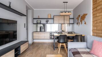 Comfort Apartment | Private kitchenette | Fridge, stovetop, electric kettle, cookware/dishes/utensils