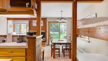 1 多间卧室、熨斗/熨衣板、WiFi、床单