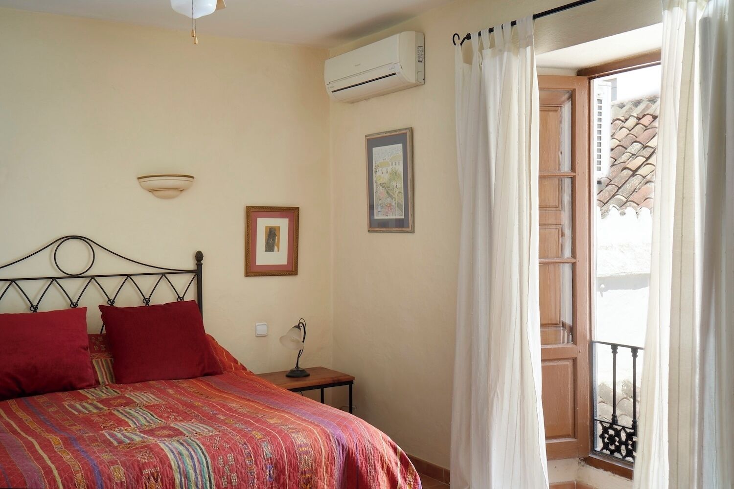 2 habitaciones, tabla de planchar con plancha, wifi y ropa de cama 