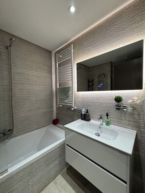 Dusche, Haartrockner, Handtücher, Seife
